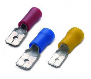 BM GROUP Wsuwka z PVC izolowana z antywibracyjną tulejką miedzianą 1.5-6.3/0.8 z przekrojem 0.25-1.5 mm² - Czerwona (100 szt.) 00180