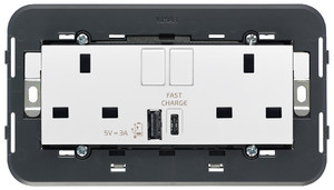 Vimar Gniazdo Angielskie 2-krotne 2P+E 13A BS + przełącznik + USB A/C - Białe - 20224.AC.B